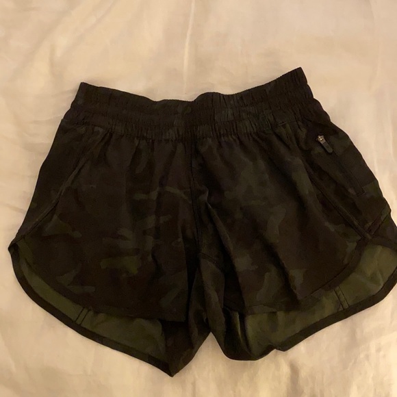 4 inch tracker v short in camo. Liner defect and the inside liner is backwards - Picture 1 of 2